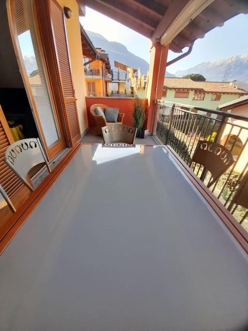 Modern Apartment With Terrace And Mezzanine Floor Colico Bagian luar foto
