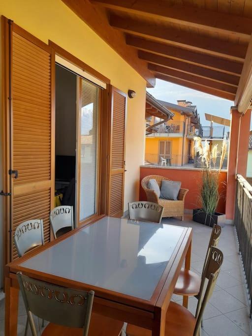Modern Apartment With Terrace And Mezzanine Floor Colico Bagian luar foto