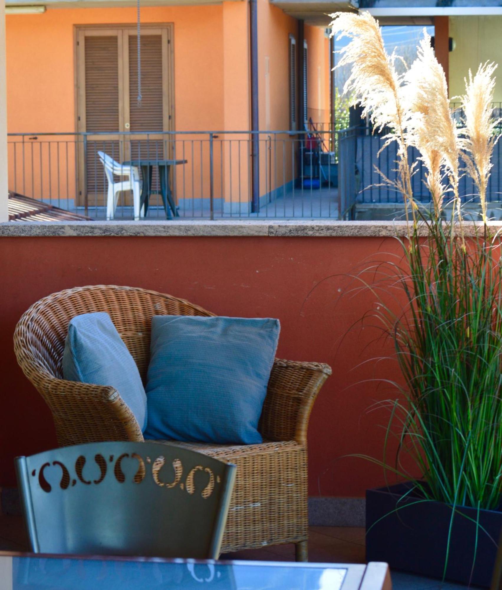 Modern Apartment With Terrace And Mezzanine Floor Colico Bagian luar foto