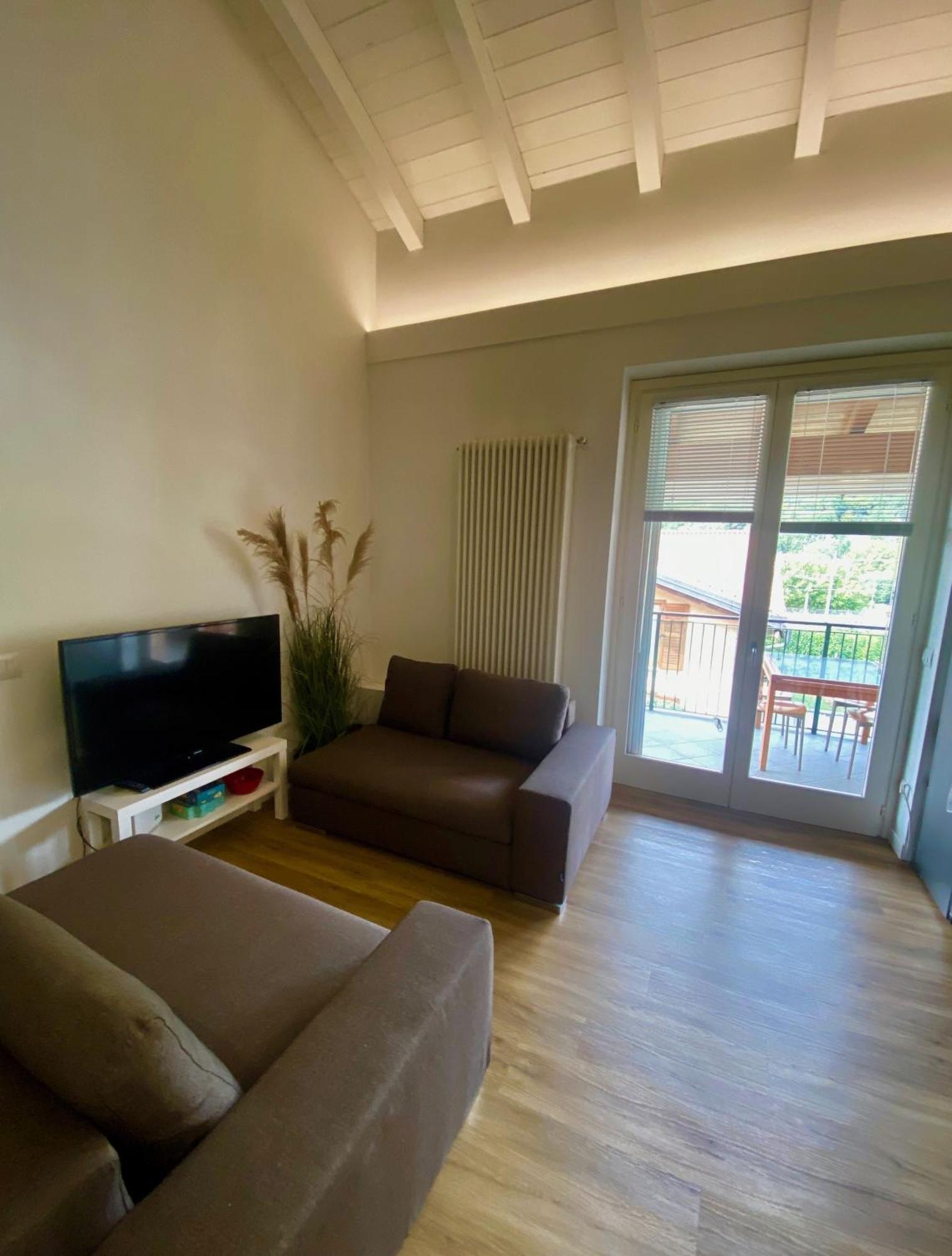 Modern Apartment With Terrace And Mezzanine Floor Colico Bagian luar foto