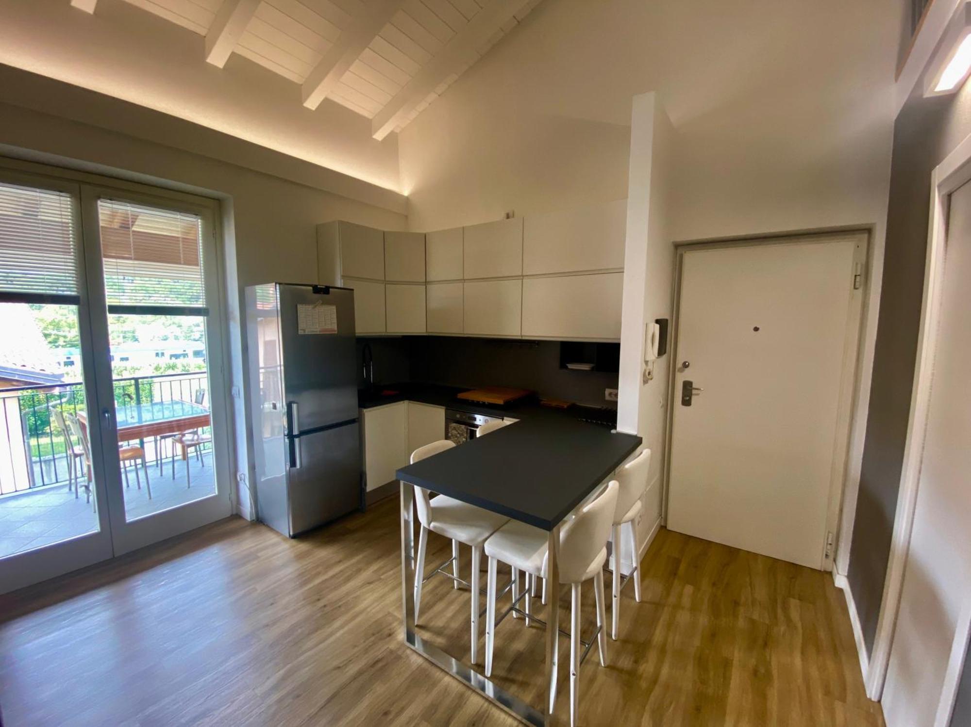 Modern Apartment With Terrace And Mezzanine Floor Colico Bagian luar foto